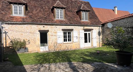 A 15 minutes de Montignac, entre Périgueux et Brive, belle longère en pierre au coeur d'un joli hameau avec un magnifique point de vue !