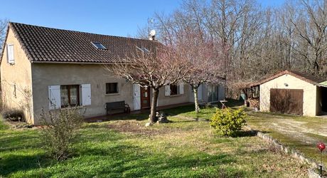 Idéalement placée entre Périgueux et Brive, propriété composée d'une maison de 160 m², d'un gite de 70 m², d'une piscine et de nombreuses dépendances. Le tout sur 5500 m² de terrain arboré.