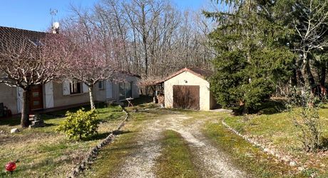 Idéalement placée entre Périgueux et Brive, propriété composée d'une maison de 160 m², d'un gite de 70 m², d'une piscine et de nombreuses dépendances. Le tout sur 5500 m² de terrain arboré.