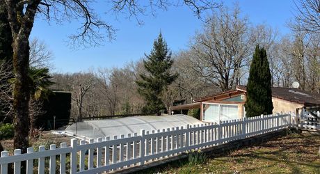 Idéalement placée entre Périgueux et Brive, propriété composée d'une maison de 160 m², d'un gite de 70 m², d'une piscine et de nombreuses dépendances. Le tout sur 5500 m² de terrain arboré.