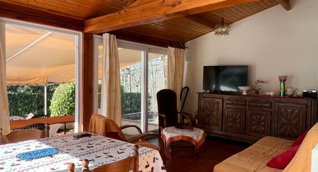 Idéalement placée entre Périgueux et Brive, propriété composée d'une maison de 160 m², d'un gite de 70 m², d'une piscine et de nombreuses dépendances. Le tout sur 5500 m² de terrain arboré.