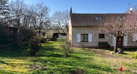 Idéalement placée entre Périgueux et Brive, propriété composée d'une maison de 160 m², d'un gite de 70 m², d'une piscine et de nombreuses dépendances. Le tout sur 5500 m² de terrain arboré.