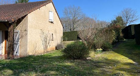 Idéalement placée entre Périgueux et Brive, propriété composée d'une maison de 160 m², d'un gite de 70 m², d'une piscine et de nombreuses dépendances. Le tout sur 5500 m² de terrain arboré.