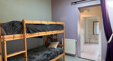 Idéalement placée entre Périgueux et Brive, propriété composée d'une maison de 160 m², d'un gite de 70 m², d'une piscine et de nombreuses dépendances. Le tout sur 5500 m² de terrain arboré.