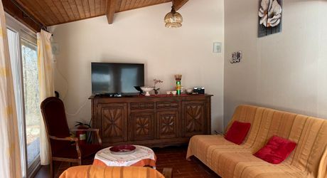 Idéalement placée entre Périgueux et Brive, propriété composée d'une maison de 160 m², d'un gite de 70 m², d'une piscine et de nombreuses dépendances. Le tout sur 5500 m² de terrain arboré.