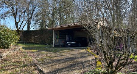 Idéalement placée entre Périgueux et Brive, propriété composée d'une maison de 160 m², d'un gite de 70 m², d'une piscine et de nombreuses dépendances. Le tout sur 5500 m² de terrain arboré.