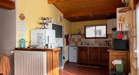 Idéalement placée entre Périgueux et Brive, propriété composée d'une maison de 160 m², d'un gite de 70 m², d'une piscine et de nombreuses dépendances. Le tout sur 5500 m² de terrain arboré.