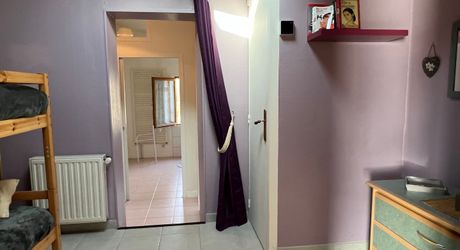 Idéalement placée entre Périgueux et Brive, propriété composée d'une maison de 160 m², d'un gite de 70 m², d'une piscine et de nombreuses dépendances. Le tout sur 5500 m² de terrain arboré.