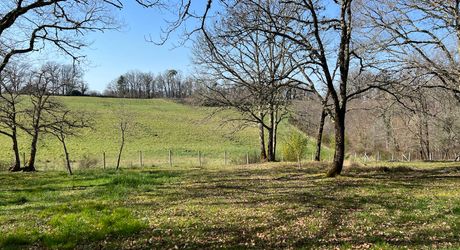 Idéalement placée entre Périgueux et Brive, propriété composée d'une maison de 160 m², d'un gite de 70 m², d'une piscine et de nombreuses dépendances. Le tout sur 5500 m² de terrain arboré.