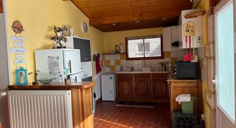 Idéalement placée entre Périgueux et Brive, propriété composée d'une maison de 160 m², d'un gite de 70 m², d'une piscine et de nombreuses dépendances. Le tout sur 5500 m² de terrain arboré.