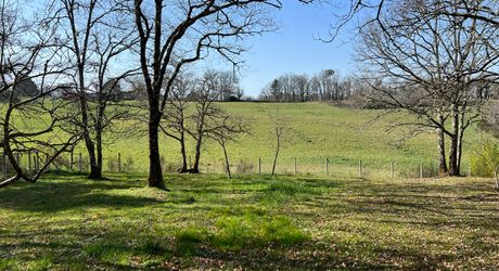 Idéalement placée entre Périgueux et Brive, propriété composée d'une maison de 160 m², d'un gite de 70 m², d'une piscine et de nombreuses dépendances. Le tout sur 5500 m² de terrain arboré.