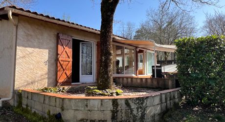 Idéalement placée entre Périgueux et Brive, propriété composée d'une maison de 160 m², d'un gite de 70 m², d'une piscine et de nombreuses dépendances. Le tout sur 5500 m² de terrain arboré.