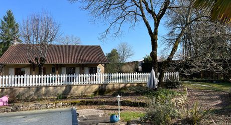 Idéalement placée entre Périgueux et Brive, propriété composée d'une maison de 160 m², d'un gite de 70 m², d'une piscine et de nombreuses dépendances. Le tout sur 5500 m² de terrain arboré.