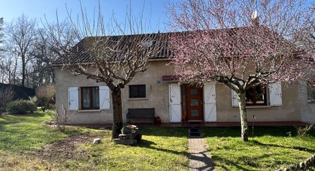 Idéalement placée entre Périgueux et Brive, propriété composée d'une maison de 160 m², d'un gite de 70 m², d'une piscine et de nombreuses dépendances. Le tout sur 5500 m² de terrain arboré.