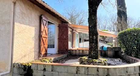 Idéalement placée entre Périgueux et Brive, propriété composée d'une maison de 160 m², d'un gite de 70 m², d'une piscine et de nombreuses dépendances. Le tout sur 5500 m² de terrain arboré.