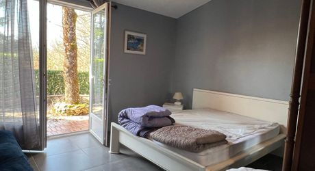 Idéalement placée entre Périgueux et Brive, propriété composée d'une maison de 160 m², d'un gite de 70 m², d'une piscine et de nombreuses dépendances. Le tout sur 5500 m² de terrain arboré.