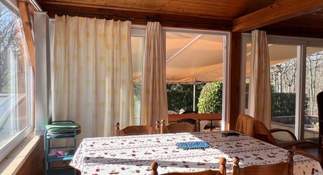 Idéalement placée entre Périgueux et Brive, propriété composée d'une maison de 160 m², d'un gite de 70 m², d'une piscine et de nombreuses dépendances. Le tout sur 5500 m² de terrain arboré.