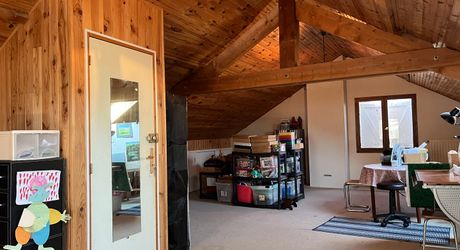 Idéalement placée entre Périgueux et Brive, propriété composée d'une maison de 160 m², d'un gite de 70 m², d'une piscine et de nombreuses dépendances. Le tout sur 5500 m² de terrain arboré.