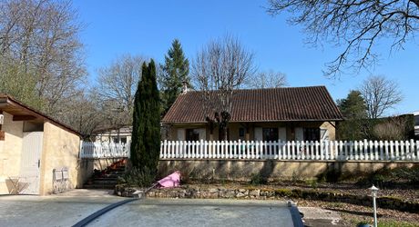 Idéalement placée entre Périgueux et Brive, propriété composée d'une maison de 160 m², d'un gite de 70 m², d'une piscine et de nombreuses dépendances. Le tout sur 5500 m² de terrain arboré.