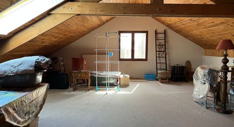 Idéalement placée entre Périgueux et Brive, propriété composée d'une maison de 160 m², d'un gite de 70 m², d'une piscine et de nombreuses dépendances. Le tout sur 5500 m² de terrain arboré.