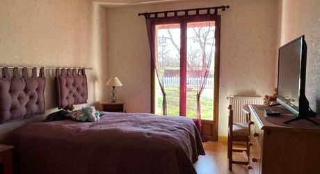 Idéalement placée entre Périgueux et Brive, propriété composée d'une maison de 160 m², d'un gite de 70 m², d'une piscine et de nombreuses dépendances. Le tout sur 5500 m² de terrain arboré.