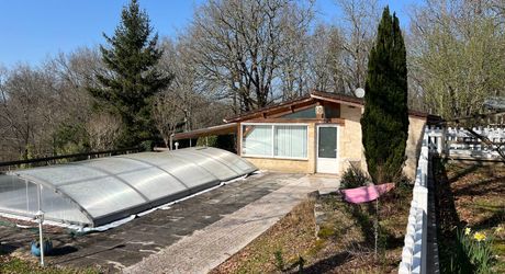 Idéalement placée entre Périgueux et Brive, propriété composée d'une maison de 160 m², d'un gite de 70 m², d'une piscine et de nombreuses dépendances. Le tout sur 5500 m² de terrain arboré.