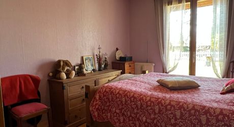 Idéalement placée entre Périgueux et Brive, propriété composée d'une maison de 160 m², d'un gite de 70 m², d'une piscine et de nombreuses dépendances. Le tout sur 5500 m² de terrain arboré.