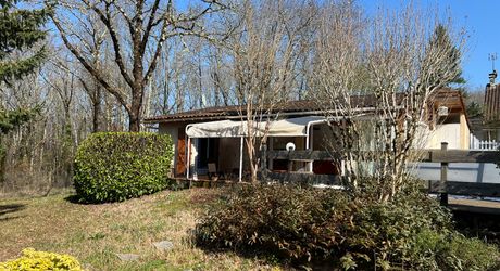 Idéalement placée entre Périgueux et Brive, propriété composée d'une maison de 160 m², d'un gite de 70 m², d'une piscine et de nombreuses dépendances. Le tout sur 5500 m² de terrain arboré.