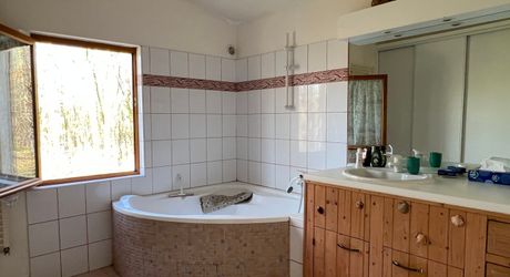 Idéalement placée entre Périgueux et Brive, propriété composée d'une maison de 160 m², d'un gite de 70 m², d'une piscine et de nombreuses dépendances. Le tout sur 5500 m² de terrain arboré.