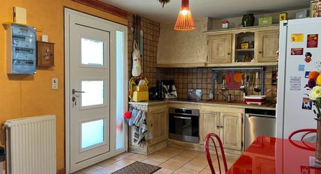 Idéalement placée entre Périgueux et Brive, propriété composée d'une maison de 160 m², d'un gite de 70 m², d'une piscine et de nombreuses dépendances. Le tout sur 5500 m² de terrain arboré.