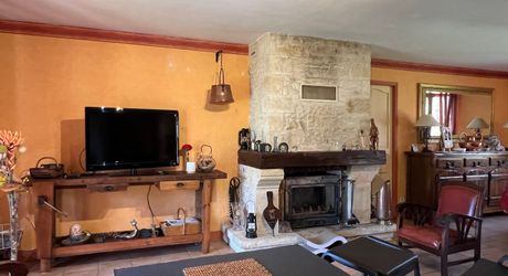 Idéalement placée entre Périgueux et Brive, propriété composée d'une maison de 160 m², d'un gite de 70 m², d'une piscine et de nombreuses dépendances. Le tout sur 5500 m² de terrain arboré.