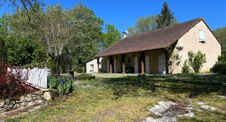 Ideally situated between Périgueux and Brive, this property comprises a 160 m² house, a 70 m² gîte, a swimming pool and numerous outbuildings. All set on 5,500 m² of wooded grounds.