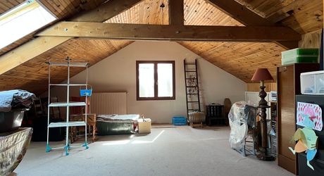 Idéalement placée entre Périgueux et Brive, propriété composée d'une maison de 160 m², d'un gite de 70 m², d'une piscine et de nombreuses dépendances. Le tout sur 5500 m² de terrain arboré.