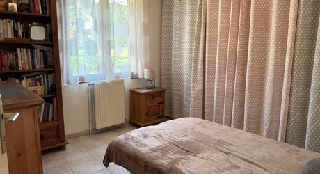 Idéalement placée entre Périgueux et Brive, propriété composée d'une maison de 160 m², d'un gite de 70 m², d'une piscine et de nombreuses dépendances. Le tout sur 5500 m² de terrain arboré.