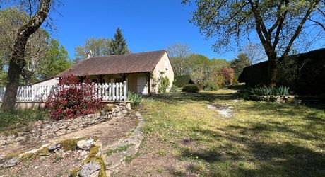 Ideally situated between Périgueux and Brive, this property comprises a 160 m² house, a 70 m² gîte, a swimming pool and numerous outbuildings. All set on 5,500 m² of wooded grounds.