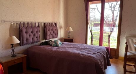 Idéalement placée entre Périgueux et Brive, propriété composée d'une maison de 160 m², d'un gite de 70 m², d'une piscine et de nombreuses dépendances. Le tout sur 5500 m² de terrain arboré.