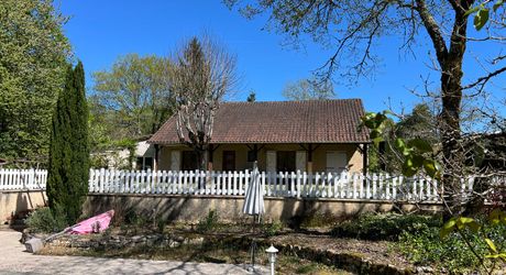 Ideally situated between Périgueux and Brive, this property comprises a 160 m² house, a 70 m² gîte, a swimming pool and numerous outbuildings. All set on 5,500 m² of wooded grounds.
