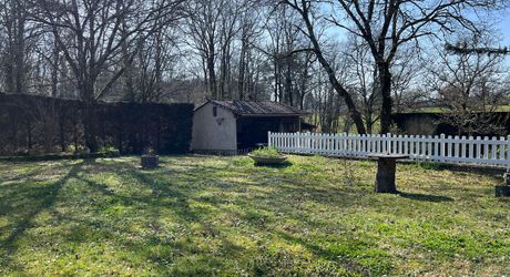 Idéalement placée entre Périgueux et Brive, propriété composée d'une maison de 160 m², d'un gite de 70 m², d'une piscine et de nombreuses dépendances. Le tout sur 5500 m² de terrain arboré.