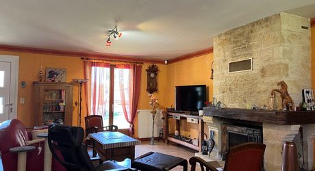 Idéalement placée entre Périgueux et Brive, propriété composée d'une maison de 160 m², d'un gite de 70 m², d'une piscine et de nombreuses dépendances. Le tout sur 5500 m² de terrain arboré.