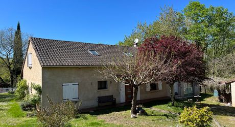 Ideally situated between Périgueux and Brive, this property comprises a 160 m² house, a 70 m² gîte, a swimming pool and numerous outbuildings. All set on 5,500 m² of wooded grounds.