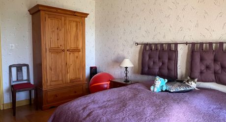 Idéalement placée entre Périgueux et Brive, propriété composée d'une maison de 160 m², d'un gite de 70 m², d'une piscine et de nombreuses dépendances. Le tout sur 5500 m² de terrain arboré.