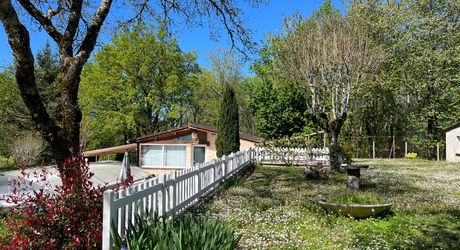Ideally situated between Périgueux and Brive, this property comprises a 160 m² house, a 70 m² gîte, a swimming pool and numerous outbuildings. All set on 5,500 m² of wooded grounds.