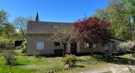 Ideally situated between Périgueux and Brive, this property comprises a 160 m² house, a 70 m² gîte, a swimming pool and numerous outbuildings. All set on 5,500 m² of wooded grounds.