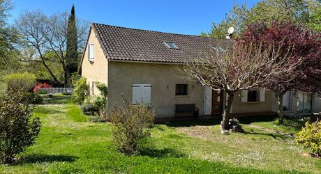 Ideally situated between Périgueux and Brive, this property comprises a 160 m² house, a 70 m² gîte, a swimming pool and numerous outbuildings. All set on 5,500 m² of wooded grounds.