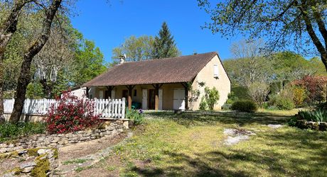Ideally situated between Périgueux and Brive, this property comprises a 160 m² house, a 70 m² gîte, a swimming pool and numerous outbuildings. All set on 5,500 m² of wooded grounds.