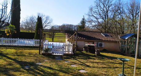 Idéalement placée entre Périgueux et Brive, propriété composée d'une maison de 160 m², d'un gite de 70 m², d'une piscine et de nombreuses dépendances. Le tout sur 5500 m² de terrain arboré.