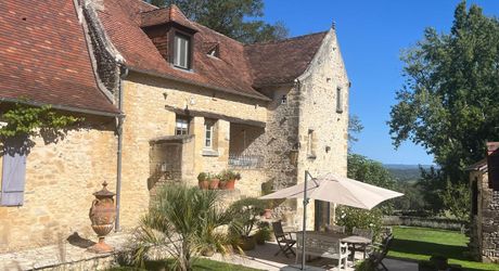 Dans un charmant hameau du Périgord Noir, à une quizaine de minutes de Montignac-Lascaux, propriété ancienne composée d'une maison de plus de 200 m² habitables, de granges, d'une piscine, le tout rénové avec soin et goût. A voir!