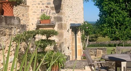 Dans un charmant hameau du Périgord Noir, à une quizaine de minutes de Montignac-Lascaux, propriété ancienne composée d'une maison de plus de 200 m² habitables, de granges, d'une piscine, le tout rénové avec soin et goût. A voir!