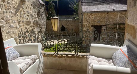 Dans un charmant hameau du Périgord Noir, à une quizaine de minutes de Montignac-Lascaux, propriété ancienne composée d'une maison de plus de 200 m² habitables, de granges, d'une piscine, le tout rénové avec soin et goût. A voir!