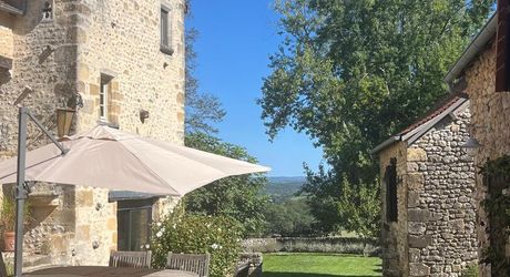 Dans un charmant hameau du Périgord Noir, à une quizaine de minutes de Montignac-Lascaux, propriété ancienne composée d'une maison de plus de 200 m² habitables, de granges, d'une piscine, le tout rénové avec soin et goût. A voir!